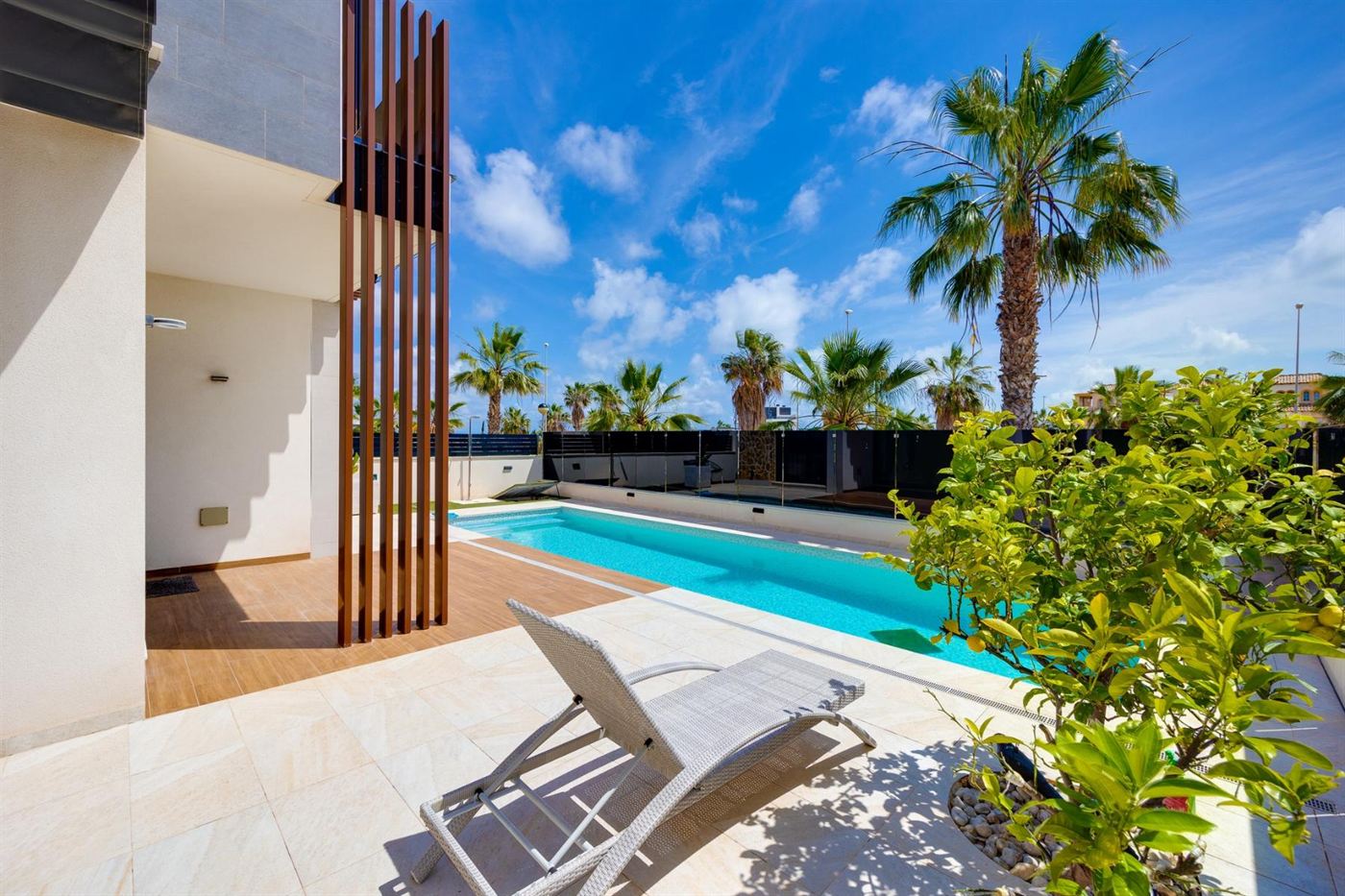 Terraza con pérgola y piscina de una villa de obra nueva en la Costa Blanca