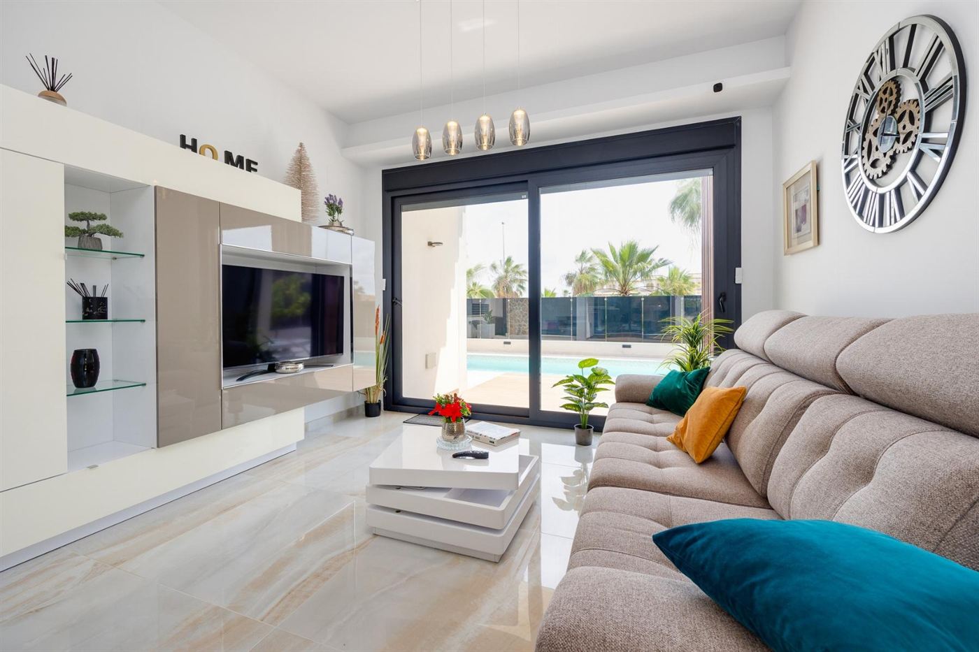 Salón con cocina abierta de una villa de obra nueva en Lomas de Cabo Roig