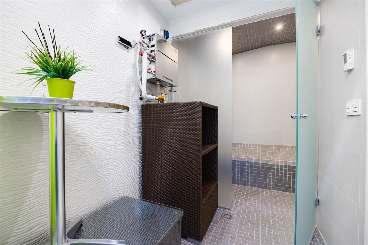 Zona de solárium y piscina privada de la villa 101-MIO en Torrevieja
