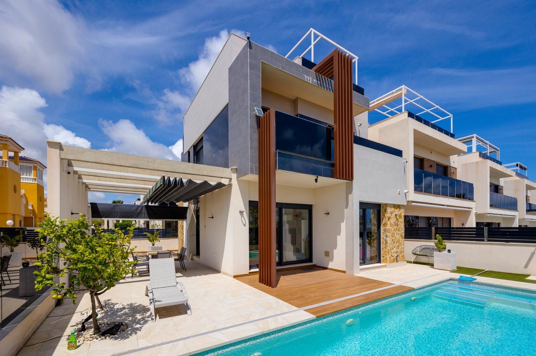 Fachada de villa independiente de obra nueva con piscina en Lomas de Cabo Roig, Torrevieja