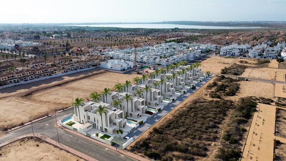 Diseño moderno y luminoso de la villa 107-MARABU en Ciudad Quesada